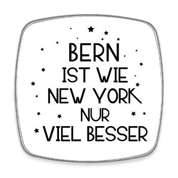 Bern vs. New York – Humorvolles Städtestatement - Viereckiger Kühlschrankmagnet - Weiß - Vorne