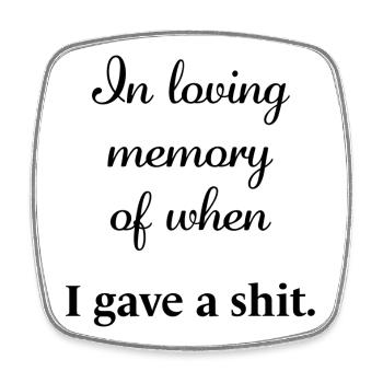 "In loving memory of when I gave a shit." | Spruch - Viereckiger Kühlschrankmagnet - Weiß - Vorne