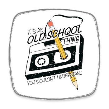 Retro Lustiges Design, Audiokassette und Bleistift - Viereckiger Kühlschrankmagnet - Weiß - Vorne