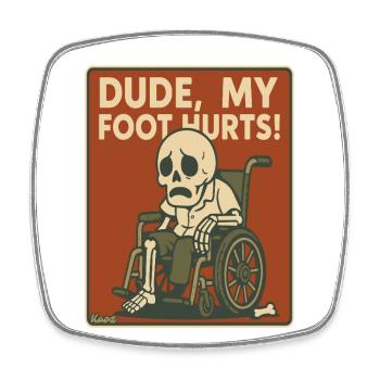 Hé, j’ai mal au pied ! – Squelette en fauteuil roulant - Magnet carré - blanc - Devant
