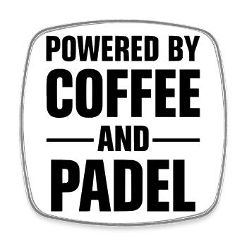 Padel & Kaffee – Powered By Coffee and Padel - Viereckiger Kühlschrankmagnet - Weiß - Vorne