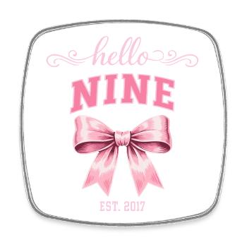 Hello Nine 9 Ans Est 2017 Anniversaire Nœud - Magnet carré - blanc - Devant