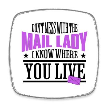Leg dich nicht mit der Mail Lady an, ich weiß, wo du wohnst - Viereckiger Kühlschrankmagnet - Weiß - Vorne