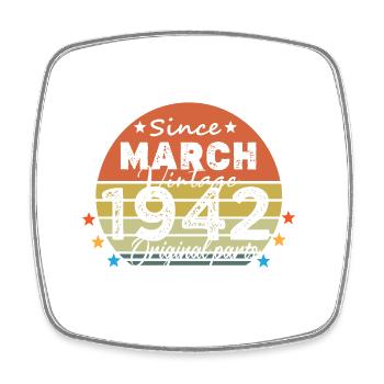 82 Jahre alt Baujahr 1942 Jahrgang März 1942 - Viereckiger Kühlschrankmagnet - Weiß - Vorne