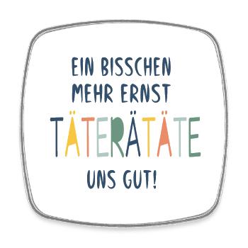 EIN BISSCHEN MEHR ERNST TÄTERÄTÄTE UNS GUT! - Viereckiger Kühlschrankmagnet - Weiß - Vorne