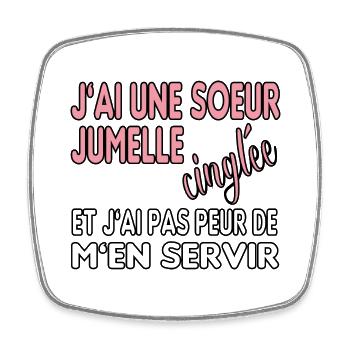 J'ai une soeur jumelle cinglée et je m'en sers - Magnet carré - blanc - Devant