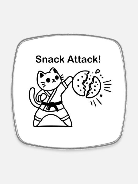 Karaté Chat frappant un biscuit - Snack Attack Design - Magnet carré - blanc