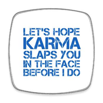 KARMA SCHLÄGT DIR INS GESICHT - Viereckiger Kühlschrankmagnet - Weiß - Vorne