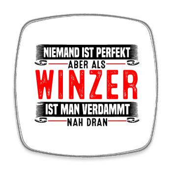 Niemand Ist Perfekt Aber Als Winzer Ist Man Nah Dr - Viereckiger Kühlschrankmagnet - Weiß - Vorne