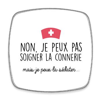 Soigner la con*erie, la sédater. Cadeau infirmiere - Magnet carré - blanc - Devant