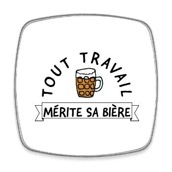 Tout travail mérite sa bière. Humour sur l'alcool. - Magnet carré - blanc - Devant