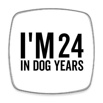 J’ai 24 ans dans Dog Years - Magnet carré - blanc - Devant