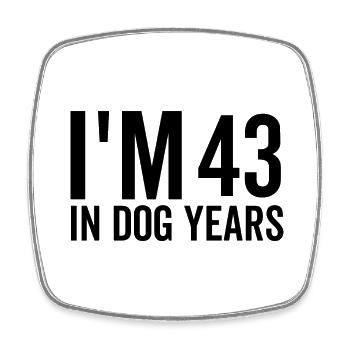 Ich bin 43 in Hundejahren - Viereckiger Kühlschrankmagnet - Weiß - Vorne