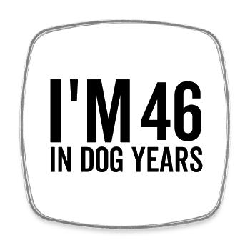 Ich bin 46 in Hundejahren - Viereckiger Kühlschrankmagnet - Weiß - Vorne
