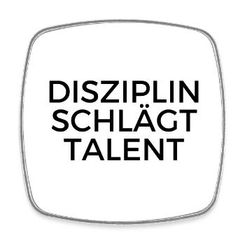 Shirt: Disziplin schlägt Talent - Viereckiger Kühlschrankmagnet - Weiß - Vorne
