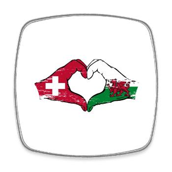 Suisse Pays de Galles Drapeau Mains Coeur Forme Utilisé - Magnet carré - blanc - Devant