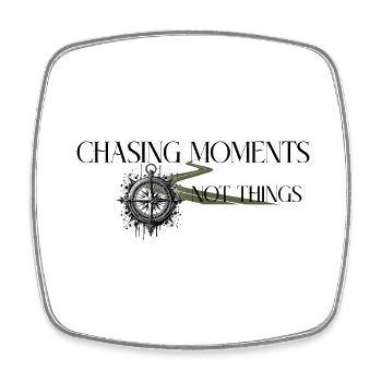 Chasing Moments – Abenteuer statt Dinge - Viereckiger Kühlschrankmagnet - Weiß - Vorne