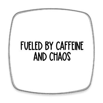 Alimenté par le café et le chaos - Magnet carré - blanc - Devant