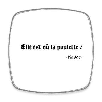 Elle est où la poulette ? Phrase culte Kadoc - Magnet carré - blanc - Devant
