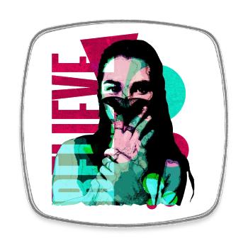 Femme avec papillon - Magnet carré - blanc - Devant