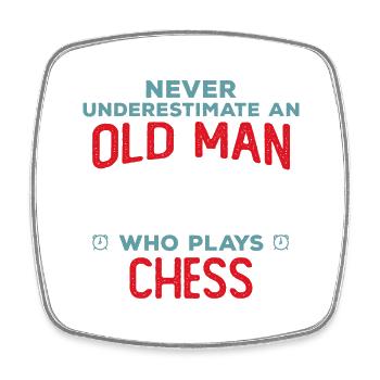 Unterschätzen Sie niemals einen alten Mann, der Schach spielt - Viereckiger Kühlschrankmagnet - Weiß - Vorne