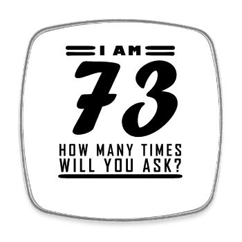 Ich bin 73 – 73. Geburtstag Geschenk - Viereckiger Kühlschrankmagnet - Weiß - Vorne