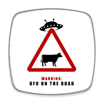 Warnung! UFO auf der Straße! - Viereckiger Kühlschrankmagnet - Weiß - Vorne
