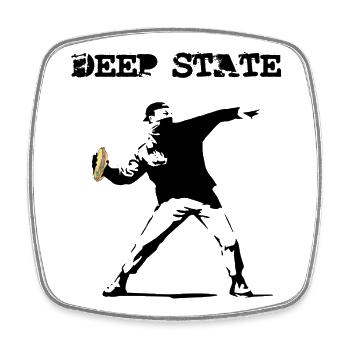 DEEP STATE PRESENTS - OUR AGENT IN ACTION - Viereckiger Kühlschrankmagnet - Weiß - Vorne