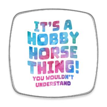 Cheval de Hobby Slogan Shirt - Magnet carré - blanc - Devant