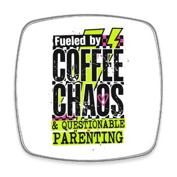 Coffee Chaos Mom Shirt – lustiges Eltern-T-Shirt - Viereckiger Kühlschrankmagnet - Weiß - Vorne