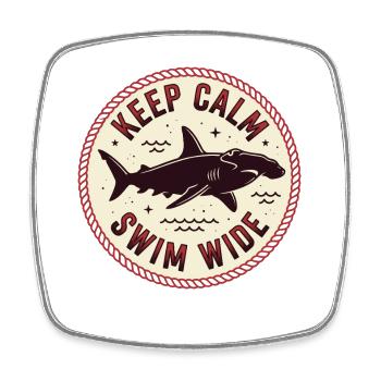 Haifisch Badge mit Spruch Swim Wide - Viereckiger Kühlschrankmagnet - Weiß - Vorne