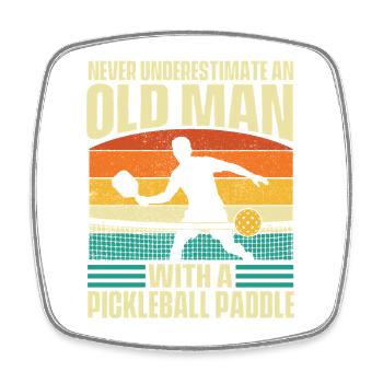 Old Man Pickleball Paddle Unterschätze niemals - Viereckiger Kühlschrankmagnet - Weiß - Vorne