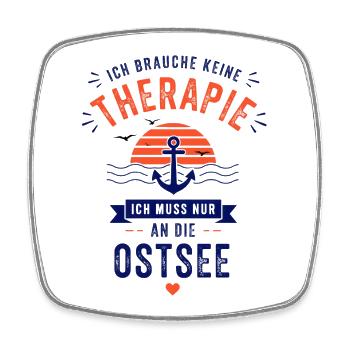Ich brauche keine Therapie ich muss an die Ostsee - Viereckiger Kühlschrankmagnet - Weiß - Vorne