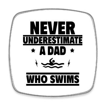 Never Underestimate a Dad Who Swims - Viereckiger Kühlschrankmagnet - Weiß - Vorne