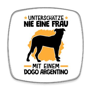 Unterschätze nie eine Frau mit Dogo Argentino - Viereckiger Kühlschrankmagnet - Weiß - Vorne