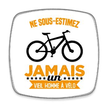 Ne Sous Estimez Jamais Un Vieil Homme À Vélo - Magnet carré - blanc - Devant