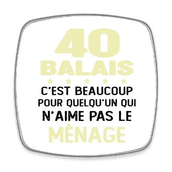 40 balais pour le gars qui ne fait jamais ménage - Magnet carré - blanc - Devant