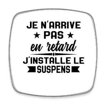 Je N'arrive Pas en Retard J'installe le Suspens - Magnet carré - blanc - Devant