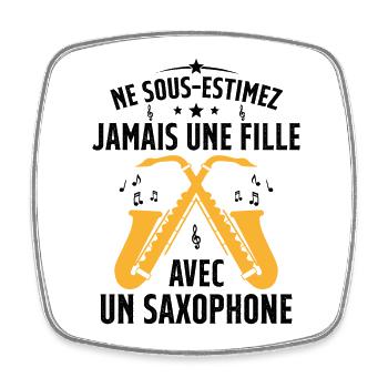 Ne Sous-estimez Jamais Une Fille Avec Un Saxophone - Magnet carré - blanc - Devant