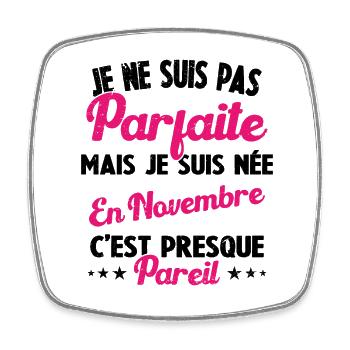 Anniversaire - Pas Parfaite Mais Née en Novembre - Magnet carré - blanc - Devant