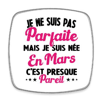 Anniversaire - Pas parfaite mais née en Mars - Magnet carré - blanc - Devant