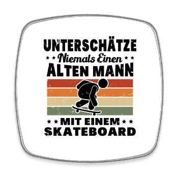 Unterschätze niemals einen alten Mann Skateboard - Viereckiger Kühlschrankmagnet - Weiß - Vorne
