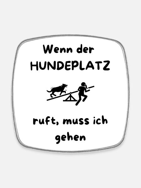 Wenn_der_HUNDEPLATZ_ruft-_muss_ich_gehen_-1- - Square fridge magnet - white