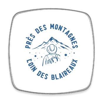 Randonneur au pied des montagnes - Magnet carré - blanc - Devant
