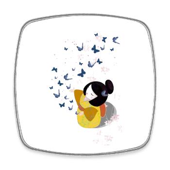 Kokeshi qui joue avec des papillons - Magnet carré - blanc - Devant