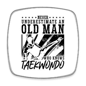 Never Underestiamte An Old Man Taekwondo Fighter - Viereckiger Kühlschrankmagnet - Weiß - Vorne