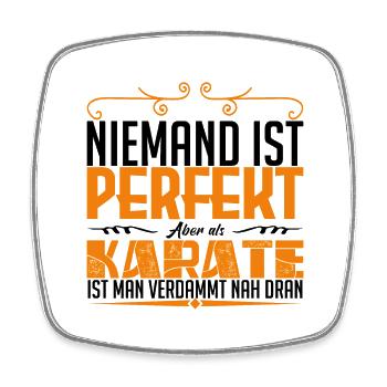 Karate Kampfsport Niemand ist perfekt aber als - Viereckiger Kühlschrankmagnet - Weiß - Vorne