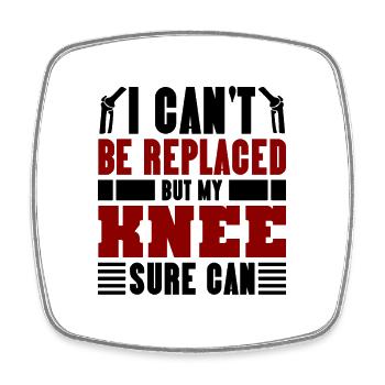 I can't be replaced but my Knee sure can - Viereckiger Kühlschrankmagnet - Weiß - Vorne