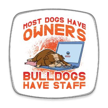 Most dogs have owners bulldogs have staff - Viereckiger Kühlschrankmagnet - Weiß - Vorne