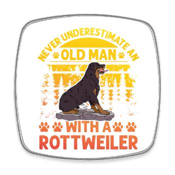 Ne sous-estimez jamais un vieil homme avec un Rottweiler - Magnet carré - blanc - Devant